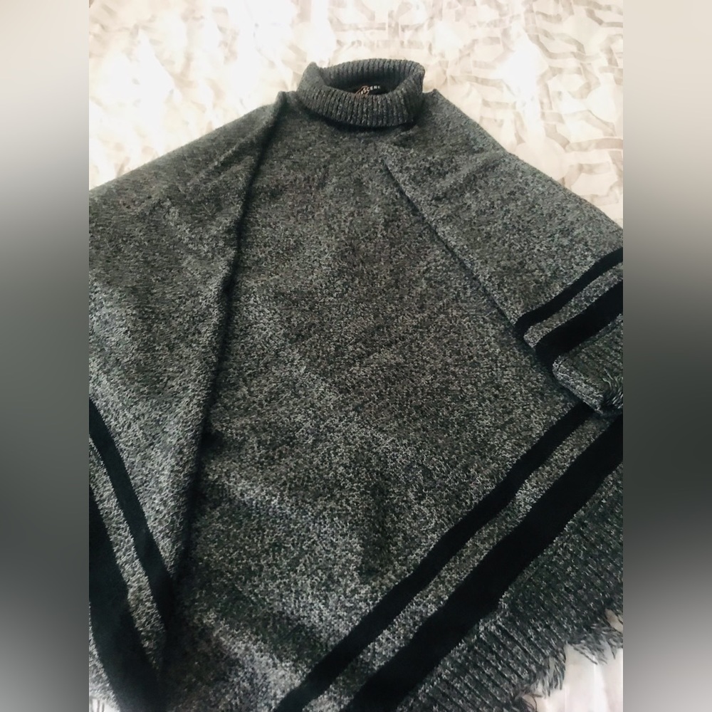 Inscene Women’s Poncho. One Size.